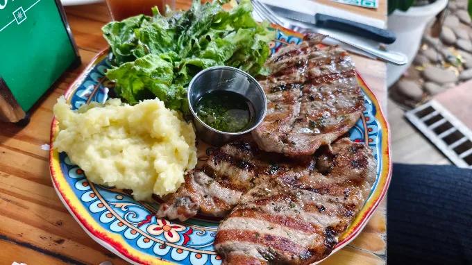Plato de res servido con acompañamientos en Chik Chak